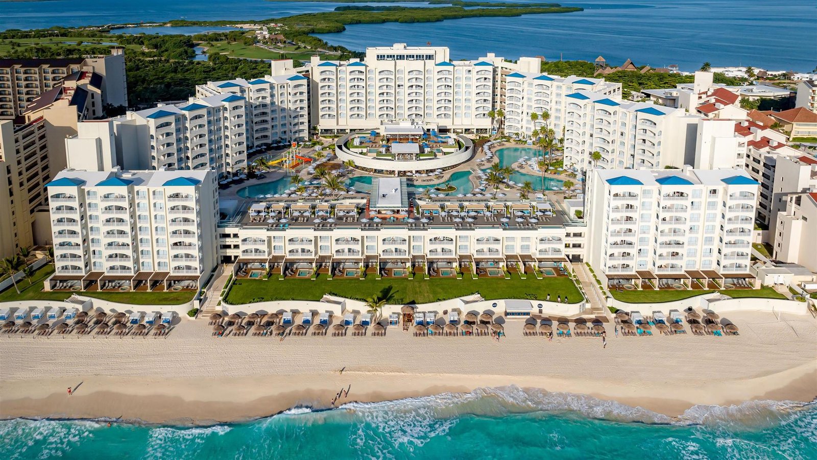 Boda en Hilton Cancún Mar Caribe All-Inclusive Resort, Cancún, Quintana Roo — hotel de playa todo incluido para bodas y eventos en México
