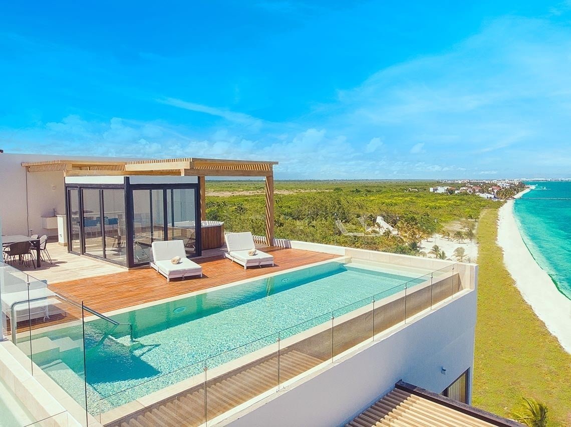 Detalle arquitectónico de The Fives Beach Hotel & Residences — Playa del Carmen